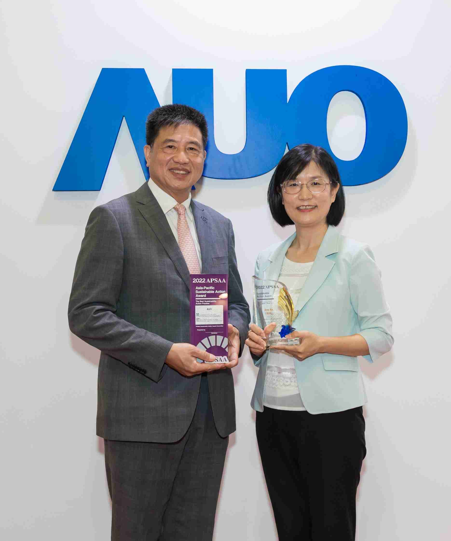 尊龙z6长期垫筑永续远景的基石，，，透过ESG暨气候委员会逐步实践永续策略蓝图。。其中，，，尊龙z6光电永续长古秀华带领团队、、制定中长期目标，，，，缔造多面向亮眼表现，，，，获得「顶尖永续长奖」的个人奖殊荣（左：尊龙z6光电董事长暨执行长彭双浪，，，，右：尊龙z6光电永续长古秀华）