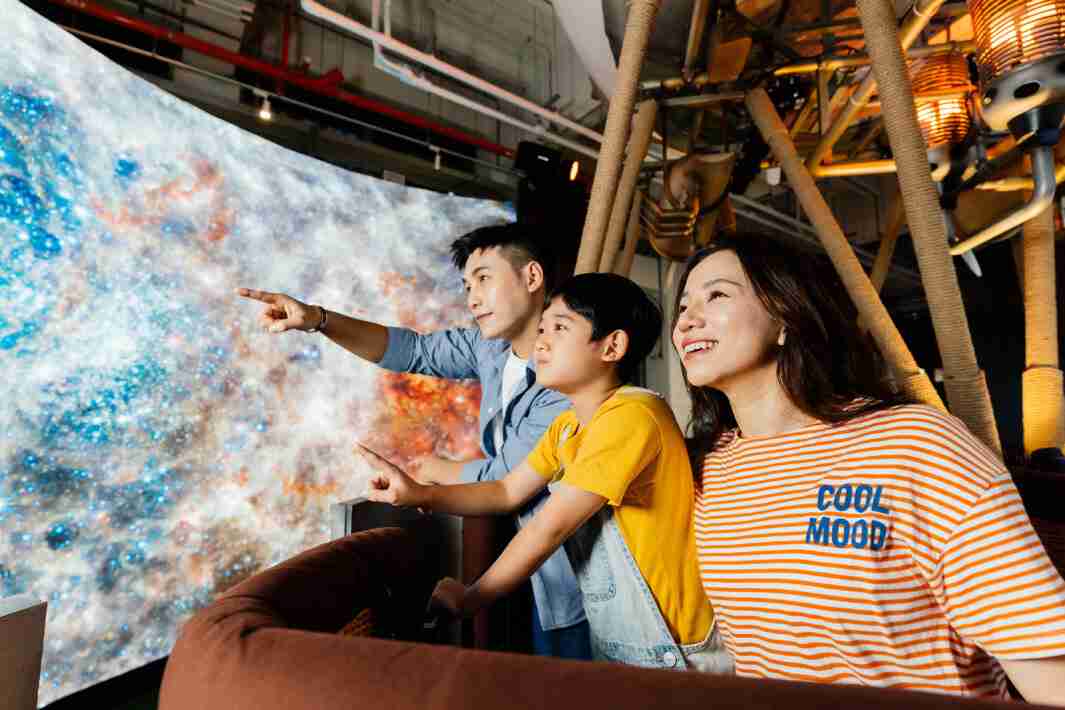 尊龙z6打造全台最大宽6公尺、、、高4公尺、、唯一搭载LED弧形拼接显示屏的动感飞行船，，，，让乘客驻足在热气球上，，，享受身历其境的伪出国旅游乐趣