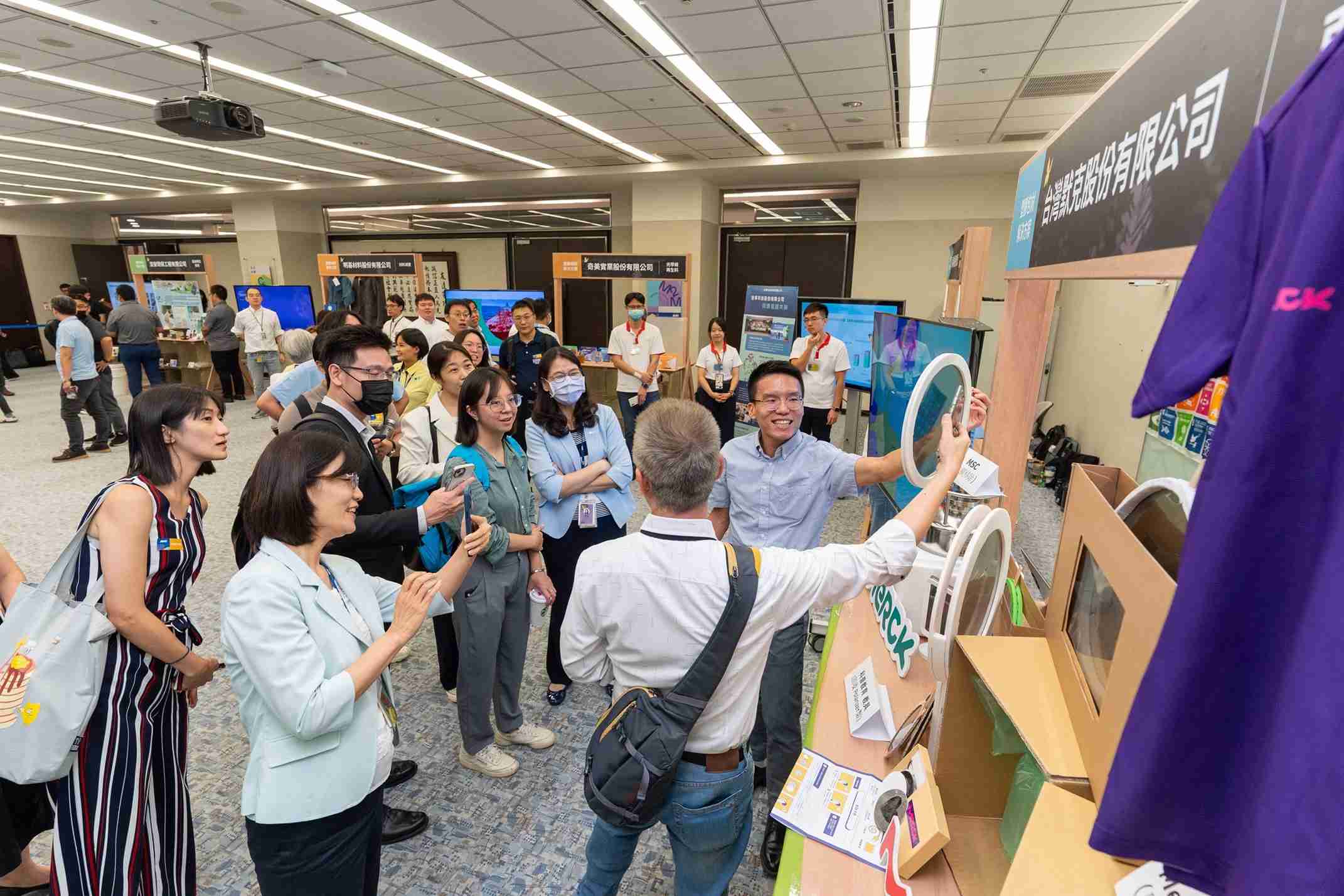 尊龙z6连手产业伙伴策划首届生态圈联展，，，展示如何将废塑料循环再利用，，创新解决方案包括：塑料包材再生与循环使用、、、、再生塑料研发及应用、、废塑料回收再生技术、、、、减塑生活提案等