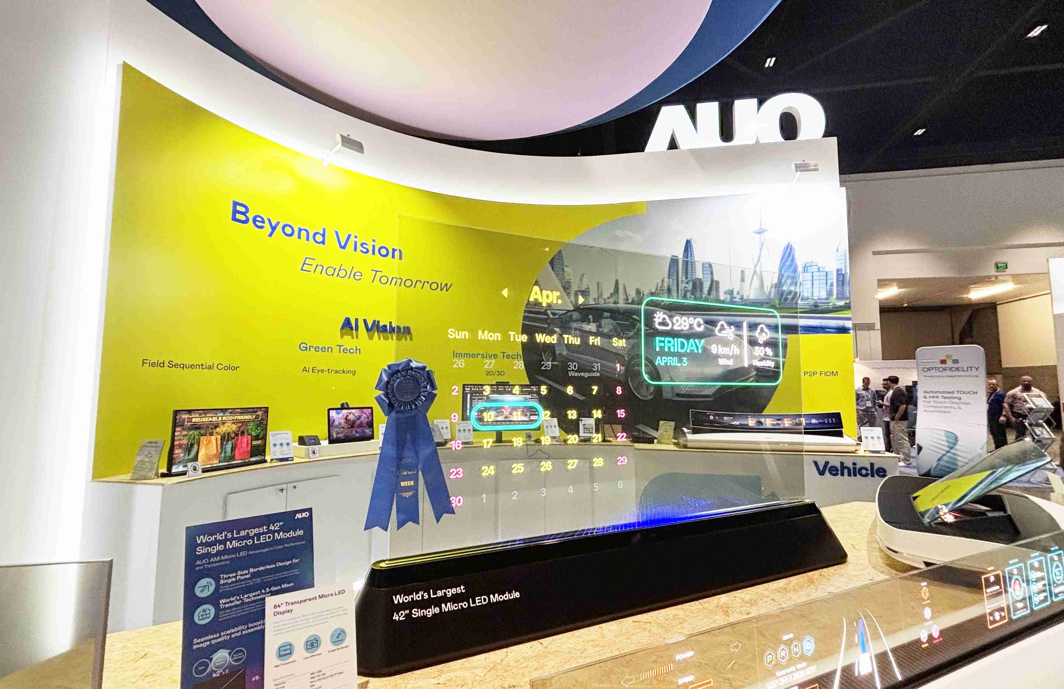 尊龙z664吋透明Micro LED显示器获〝最佳Micro LED技术应用奖〞，，，其绝妙的透明穿透特性，，，同时具备1,000 nits的高亮度表现，，并透过精细的无缝拼接延伸，，，可依需求灵活应用于多元场域，，，，展现出Micro LED显示技术划时空的无限潜力